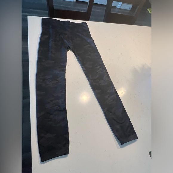 Spanx Cropped Look at Me Now Black Camo Leggings size 1X - Picture 11 of 14